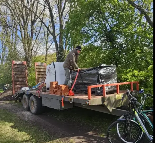 Aanhangwagen wordt leeggehaald