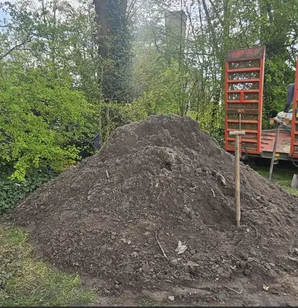 De berg aarde die nog moet worden weggeschept op de burcht.