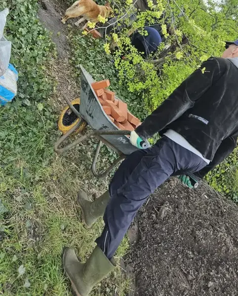 Stenen worden verplaatst met een kruiwagen