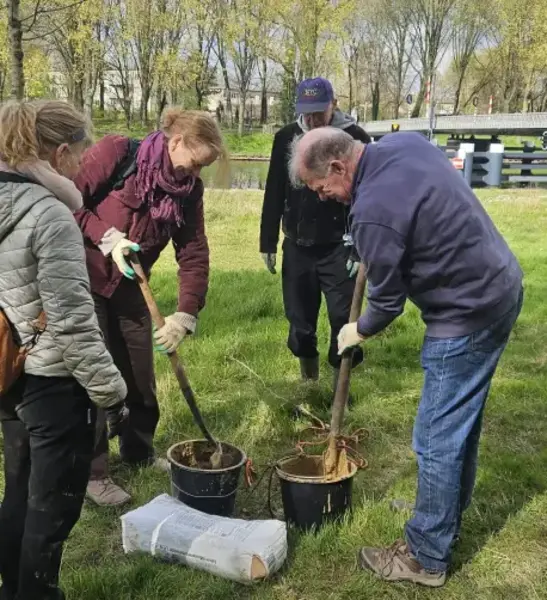 Het leem wordt met water gemengd in emmers