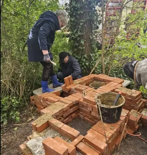 De stenen worden gestapeld en met leem aan elkaar geplakt.