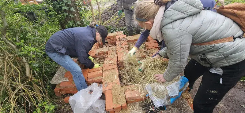 Stro wordt in de kamers gelegd.