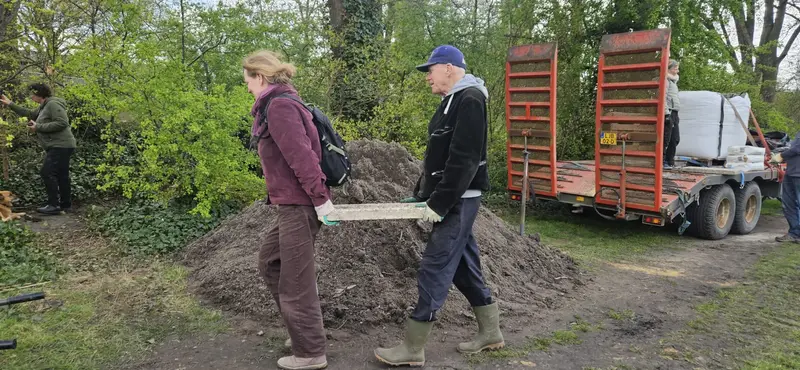 De grote stenen die het dak vormen worden door 2 man naar de burcht gesjouwd.